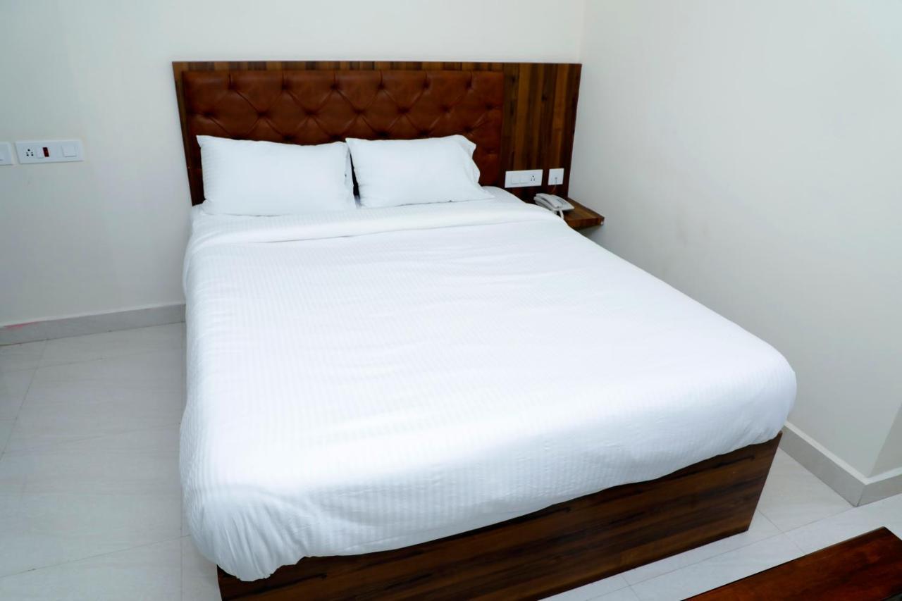 Cnr Residency Hotel Madanapalle Exterior foto